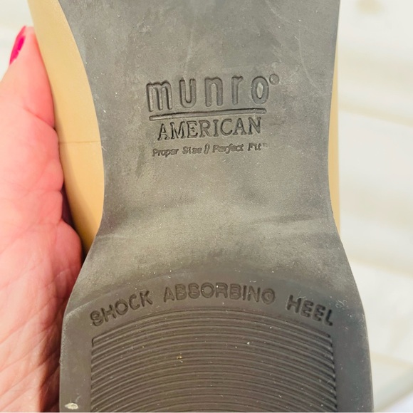 Munro American Beige Classic Leather With  Rubber Sole Slip-On Loafer, Sz 7-1/2N - Picture 9 of 10